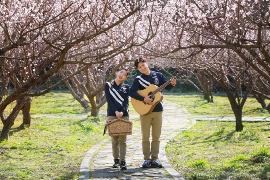 켄싱턴 제주 호텔이 새봄을 맞아 다양한 메뉴, 칵테일, 액티비티로 봄 프로모션을 마련한다. 먼저, 월드 퀴진 뷔페 라올레에서는 '제주의 봄' 프로모션으로 4월 30일까지 스테이크 스테이션에서 랍스타, 전복, 양갈비, 대왕갈비 등을 한층 더 업그레이드한 스폐셜 메뉴를 선보인다. 켄싱턴 제주의 액티베이터 '케니'가 추천하는 사진 투어 '봄 사진 여행'도 3월 31일까지 운영한다. 매화, 벚꽃 등이 만발한 노리매 공원에서 제주의 봄을 직접 담아보고 모델도 되어보는 힐링과 사진 체험 프로그램이다. 켄싱턴 제주 호텔 제공